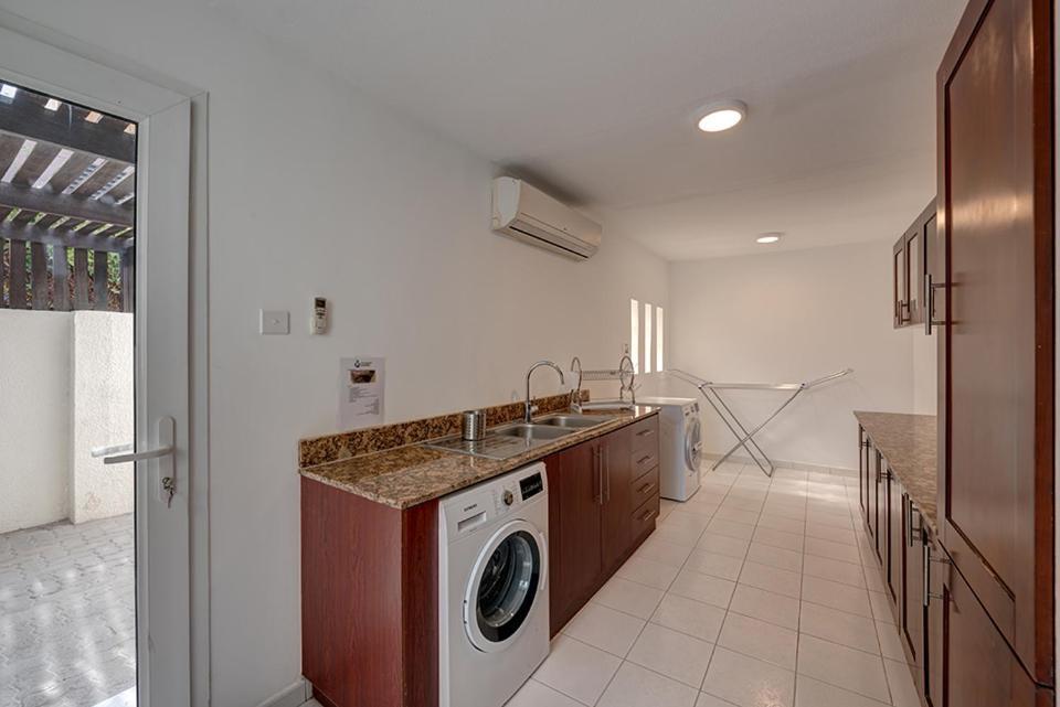 J5 Four Bedroom Villa Holiday Home In Al Wasl For Families Only Dubai Eksteriør bilde